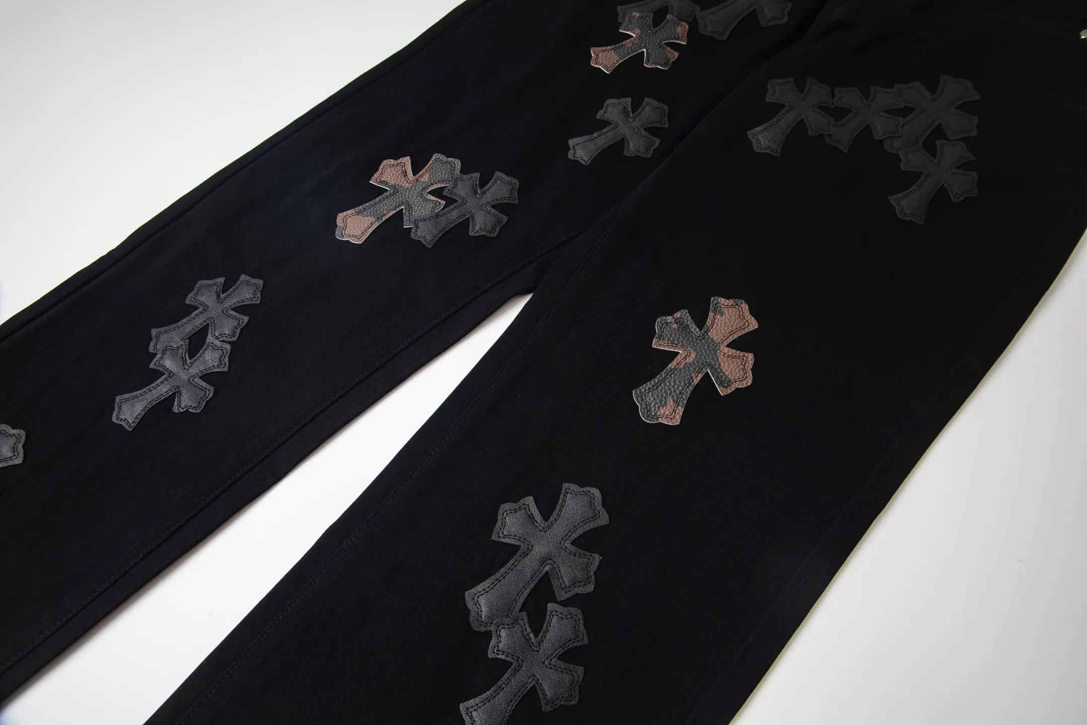 P260 Chrome Hearts丨Chrome Hearts Black and Brown Camouflage Cross Patched Leather Jeans - Full of exploring the ultimate in fashion, Chrome Hearts' new Chrome Hearts pants cleverly integrate camouflage crosses, camouflage crosses and other elements to break traditional boundaries. Mattyboy's clever fusion of overalls and khaki jeans, the same style, brings endless matching inspiration to fashionistas! Whether it is daily wear or a trendy try, these pants can bring you an excellent fashion experience. Style number: 1753# Color: casual black Size: 28 30 32 34